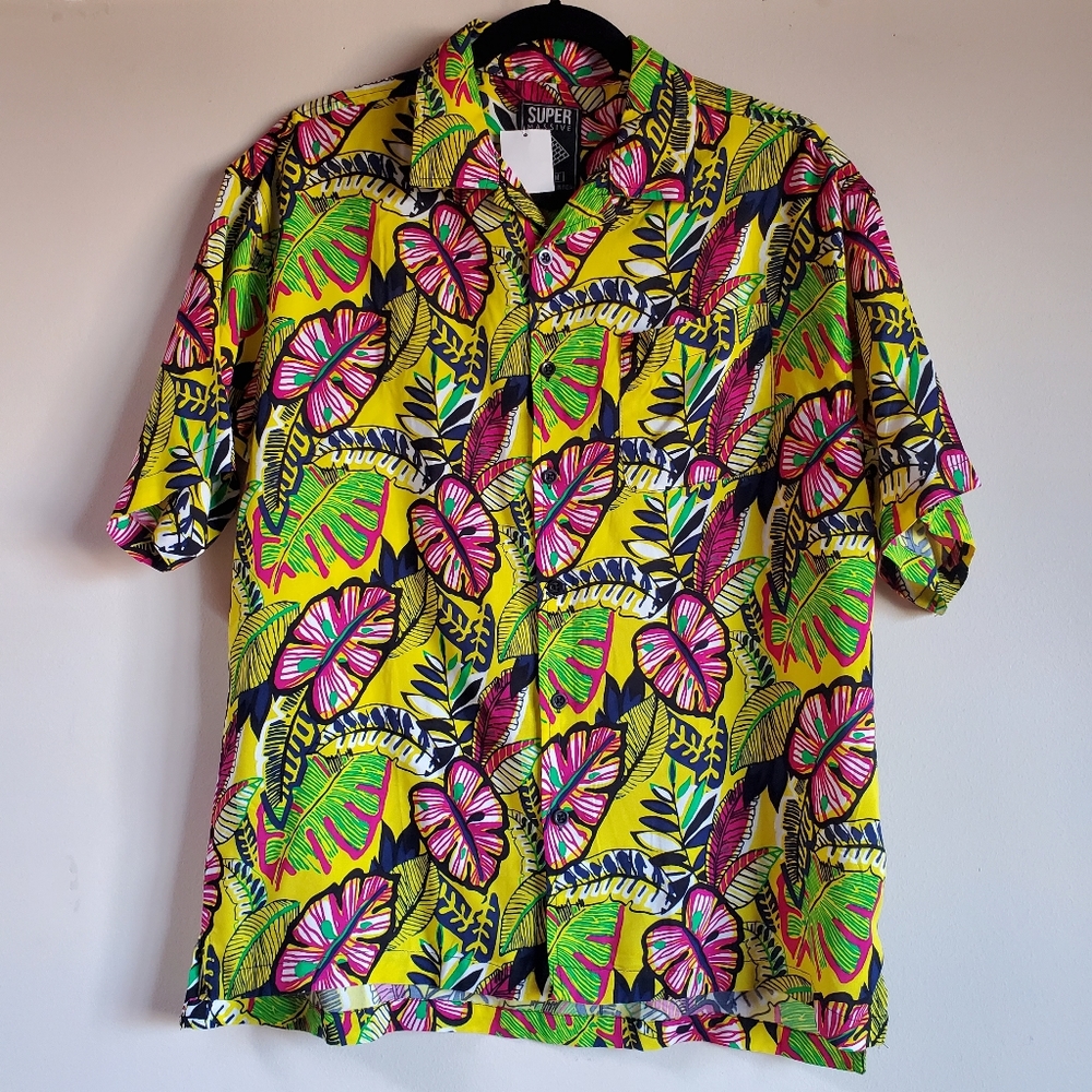 NWT Super Massive Bold Tiki Short-Sleeve Button-Down Size Medium